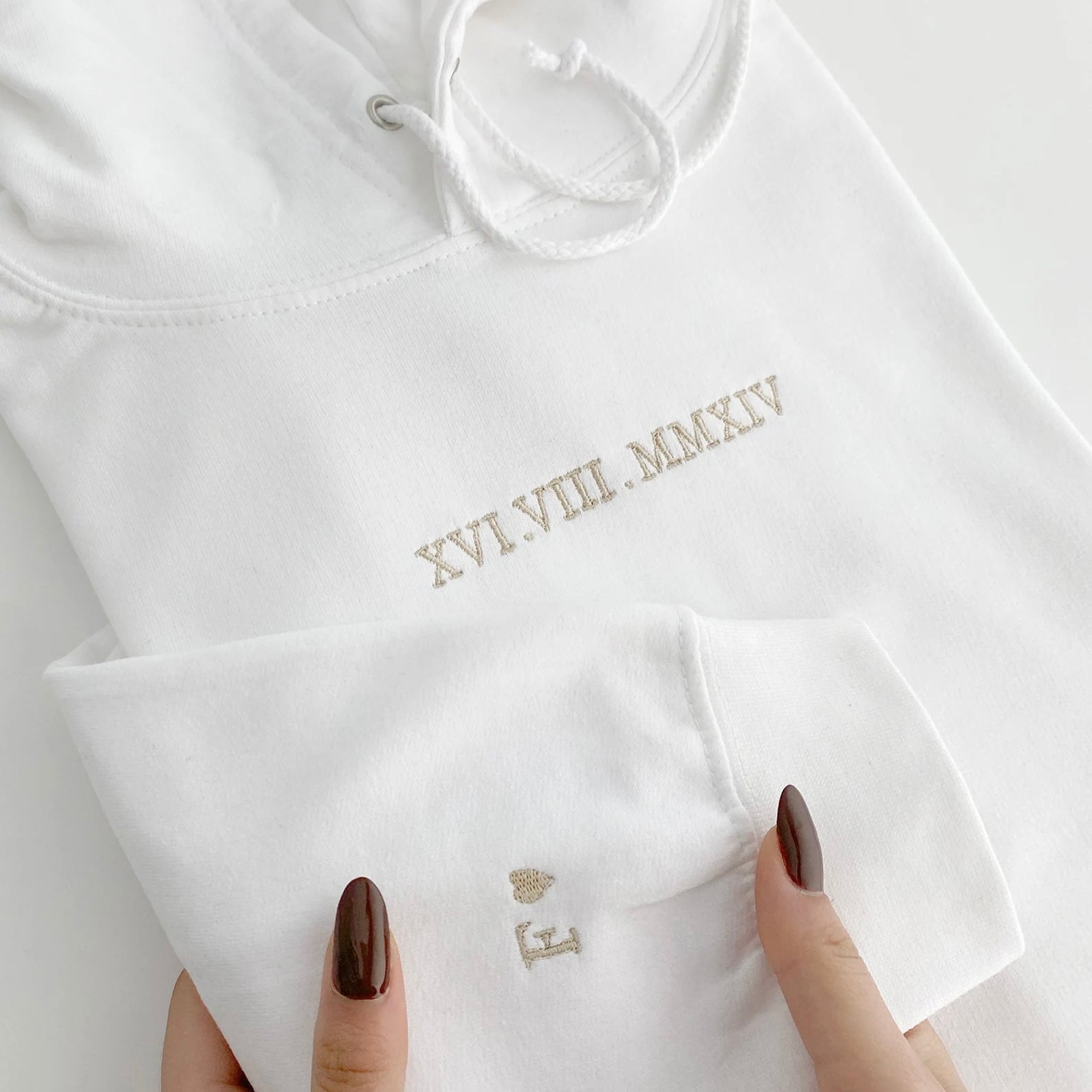 Oblačilo z datumom v rimskih številkah