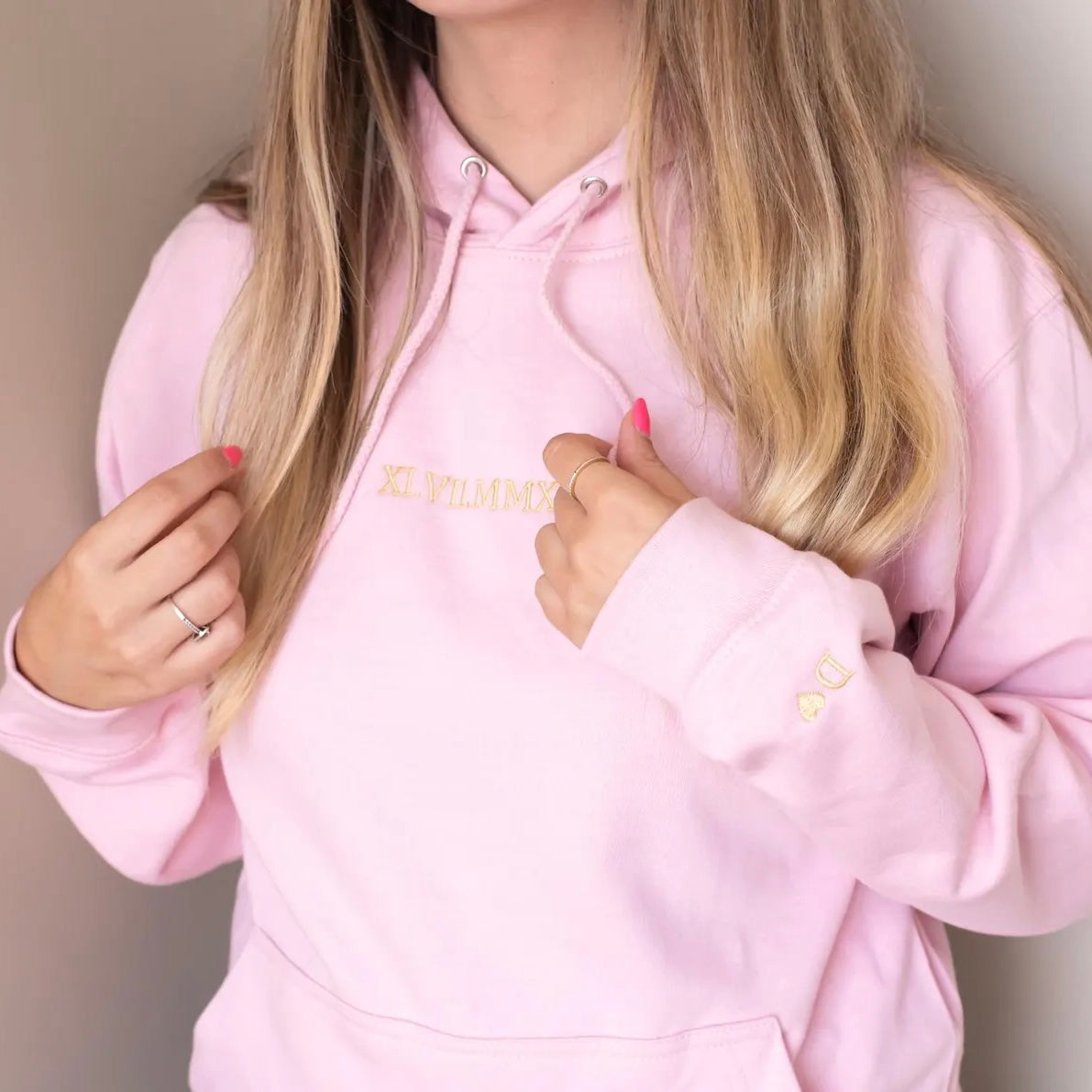 Oblačilo z datumom v rimskih številkah